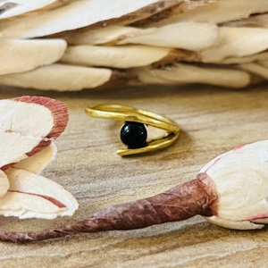 Bague en Onyx au Design Tendance, Anneaux Minimalistes en Laiton pour Femmes, Plaqué Or 18 carats, Bande Ondulée Délicate, Bijoux Géométriques Personnalisés, Vente en Gros/OEM/ODM - Product Image 4