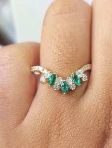 Anillo de Diamantes Redondos Brillantes Cultivados en Laboratorio con Certificación IGI de Oro Amarillo de 14K con Piedras Laterales Verdes de 0.9CT VS1 Color F, Anillo de Lujo para Mujer - Product Image 6