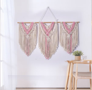 Precioso Adorno de Pared Circular de Macramé con Borlas Color Ámbar, Diseño Contemporáneo que Infunde un Cálido Ambiente del Desierto Decoración para el Hogar Disponible - Product Image 3