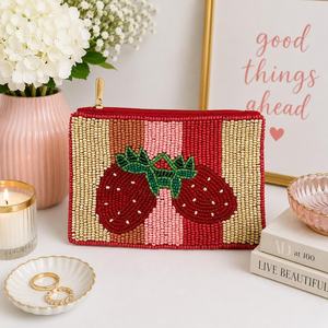 Sac à main rectangulaire en tissu brodé de fleurs rouges avec fermeture éclair dorée pour les soirées - Product Image 1