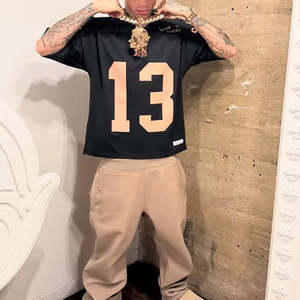 เสื้อยืดโอเวอร์ไซส์พิมพ์ลายสไตล์สตรีทแวร์ฟุตบอลย้อนยุคสำหรับผู้ชายแบบ OEM สั่งทำพิเศษ ทรงหลวมไหล่ตก ทรงบ็อกซี่ วินเทจ ผ้าตาข่าย - Product Image 6