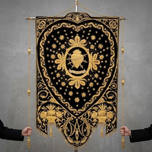 Bannière de Procession Exquise en Velours Noir Ultra Doux et Lourd, Finition Artisanale avec Broderie 3D en Fil de Soie Doré - Product Image 1