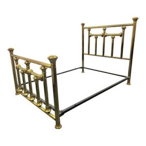 Cadre de lit en laiton de luxe, parfait pour les chambres spacieuses, offrant une finition antique et une construction durable et résistante. - Product Image 1