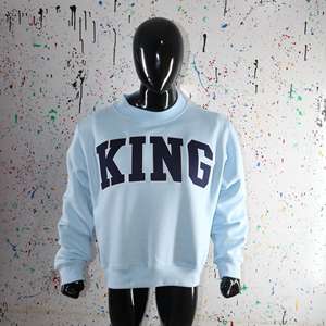 Sudadera KING SKY BLUE con cuello alto, 100% azul oscuro, con apliques bordados, cuello ancho, hilos finos. - Product Image 3