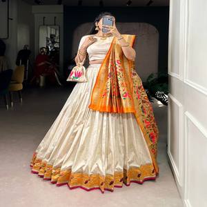 Conjunto de Lehenga de Seda Paithani VASTRA COTTAGE con Blusa sin Coser con Tejido Zari y Dupatta Paithani Jacquard para Bodas - Product Image 5