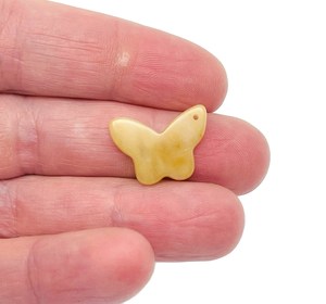 Pendentif en jade jaune en forme de papillon, perles artisanales polies sur le thème animalier - Product Image 2