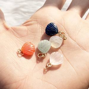 Colgante de Concha Marina Tallada en Cuarzo Rosa, Bañado en Oro, con Gema, Joyería Boho Costera, Regalo para Mujer, Hecho a Mano, Inspirado en la Playa - Product Image 4