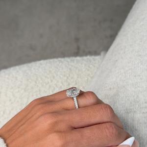 Anillo de Compromiso con Diamante Cultivado en Laboratorio de Corte Ovalado de 4.50 Quilates, Halo Oculto Tipo Catedral y Pavé, Certificado por IGI - Product Image 5