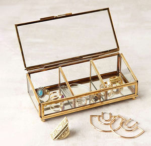 Caja organizadora de joyas de metal diseñada para combinar un atractivo estético refinado con una funcionalidad práctica de almacenamiento - Product Image 1