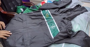 Conjunto Deportivo de Dos Piezas para Hombre, Chaqueta Impermeable con Capucha y Pantalones, Transpirable y Ecológico, con Logotipo Frontal - Product Image 5