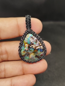 Pendentif en pierre précieuse en macramé rond classique Abalone Art - Product Image 3
