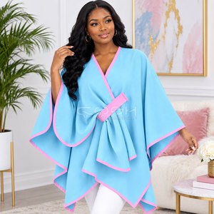 Poncho châle Cosh International Sorority Sisterhood en tricot doux, cape, pull respirant à motif patchwork - Product Image 3