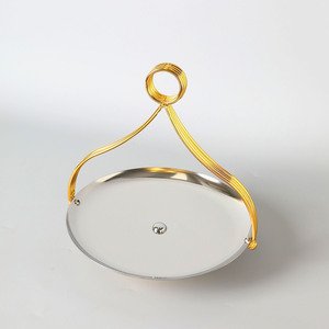 Support à gâteau élégant en argent poli avec une base dorée côtelée et une poignée métallique arquée élégante ornée d'un anneau circulaire - Product Image 2