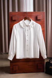 เสื้อเชิ้ตผู้หญิงสีขาว ผ้าป๊อปลิน ปกปีเตอร์แพน แขนยาว สไตล์ลำลอง ติดกระดุม ทรงปกติ สำหรับฤดูใบไม้ผลิ/ฤดูร้อน รุ่น IVY - Product Image 4