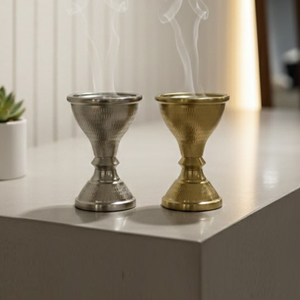 Impresionantes pares de quemadores de incienso de metal con forma de reloj de arena que exhiben una textura martillada en acabados metálicos plateados brillantes y dorados cálidos. - Product Image 4