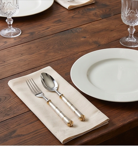 Elegante juego de cubiertos metálicos con detalles dorados en las mangos, de acero inoxidable, para bodas y cenas. - Product Image 3