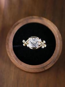 Anillo de compromiso Princess Diamond en oro amarillo con diamantes redondos como detalles laterales, anillo de lujo elegante, regalo de lujo para ella. - Product Image 1