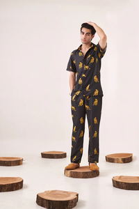 ชุดเซ็ตเสื้อและกางเกงขาสั้นลายเสือดาวสีดำสำหรับผู้ชายสุดเทรนดี้ เนื้อผ้าเบาสบาย เหมาะสำหรับใส่ลำลองในฤดูร้อน ทรงหลวมสไตล์สตรีทแฟชั่น - Product Image 4