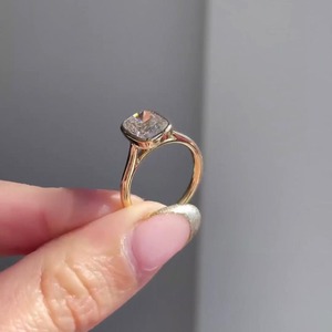 Anillo de compromiso minimalista con diamante de laboratorio de corte cojín alargado y engaste catedral, oro amarillo de 14K, diamante con claridad VVS certificado IGI - Product Image 4