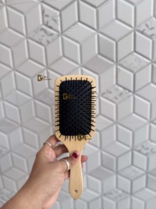 Nuevo Cepillo para el Cabello de Madera y Cuero Trabado a Mano con Patrón Tejido, Diseño Moderno Minimalista Hecho a Mano, Forma Rectangular para Uso Diario - Product Image 4