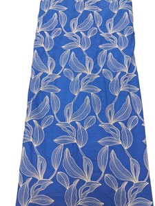 Tissu en denim tissé bio et écologique bleu roi et crème avec broderie de feuilles botaniques pour vêtements et décoration intérieure (vente en gros) - Product Image 1
