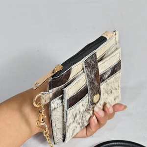 Cartera de Cuero de Lujo con Borla y Asa de Anillo, Cierre de Cremallera Portátil, Diseño Estampado en Marrón y Beige - Product Image 3