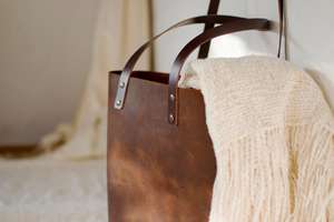 กระเป๋าโท้ทหนังแท้ 100% งานแฮนด์เมด พร้อมซิป สกรีนโลโก้ได้ หนังวัวแท้ กระเป๋าสะพายไหล่สำหรับผู้หญิง - Product Image 4