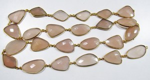 Calcedonia Rosa Natural, Forma Libre, Briolette Facetada, Conector de Bisel Irregular, Cadena de 15 a 20 mm, Piedras Vendidas por Pie - Product Image 3
