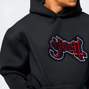 Sudadera con Capucha Negra con Parche de Letras Góticas, Estilo Urbano, Personalizable con Logotipo, Fabricante OEM/ODM, Proveedor Mayorista de Ropa - Product Image 3