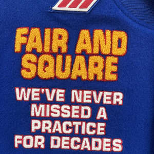 Blouson universitaire à col montant pour hommes, personnalisable avec logo brodé, manches noires en cuir de vachette, idéal pour les joueurs de baseball universitaires et les couples. - Product Image 3