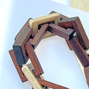 Bracelet vintage des années 1970, style géométrique moderniste, en bois de noyer doré - Product Image 4