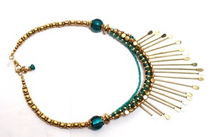 Collier statement fait main style bohème avec motif soleil doré |   Collier vintage en perles de verre turquoise et laiton pour femmes - Product Image 4