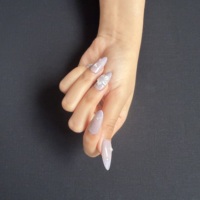 Faux ongles à presser en amande, motif fleur 3D et goutte d'eau, faits main, en gel blanc laiteux nacré, réutilisables et ajustables sur mesure