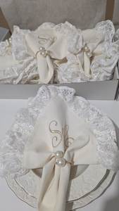 Anneaux de serviette modernes ronds en perles et métal, écologiques et durables, avec serviette beige pour la décoration de table de mariage - Product Image 5