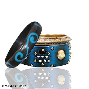 Conjunto de Brazaletes Bohemios Hechos a Mano, Pulseras de Resina Azul y Negra con Tachuelas Doradas y Detalles de Filigrana - Product Image 1