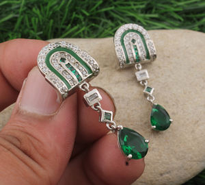 Boucles d'oreilles solitaires délicates en argent sterling 925 avec goutte d'eau en CZ pour femmes, bijoux hypoallergéniques verts, cadeau de mariage, fête - Product Image 1