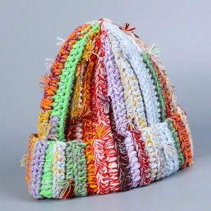 Gorros de Invierno Negros Personalizados de Alta Calidad Hechos a Mano con Ganchillo y Logotipo Personalizado - Product Image 1
