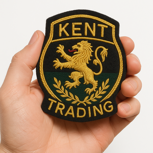 Écussons brodés sur mesure de qualité supérieure avec fils métalliques pour blazers, emblèmes de clubs et uniformes, fixation par épingle de sûreté - Product Image 1