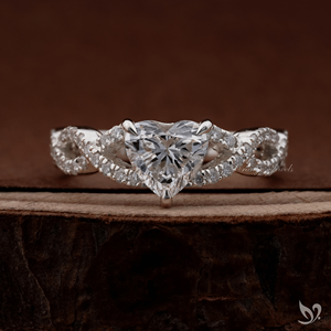 แหวนหมั้นเพชรทรงหัวใจ 1 กะรัต เพชรเพาะเลี้ยงในห้องปฏิบัติการ ดีไซน์วงแหวนแบบเกลียวประดับเพชร ได้รับการรับรองจาก IGI ทองคำขาว 10K แหวนเจ้าสาว - Product Image 1