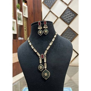 Magnifique collier en laiton plaqué or de qualité supérieure avec ensemble de boucles d'oreilles en moissanite pour femmes, collection pour mariage. - Product Image 1
