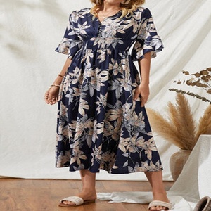 Robe d'été décontractée à imprimé floral, col en V, manches courtes, coupe évasée, en polyester respirant et écologique, imprimée numériquement sur mesure - Product Image 1