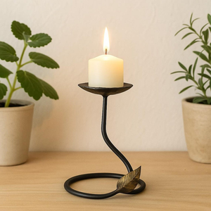 Candelabro de Latón con Hojas en Relieve, Hecho a Mano y Forjado, de Bharat Brass Copper Industries, Decoración para el Hogar, Multiusos - Product Image 2