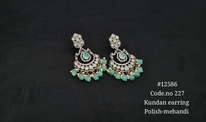 Boucles d'oreilles ethniques Kundan pendantes, plaquées Mehandi, avec perles, style chandelier, en laiton, pour mariage, fête ou cadeau. - Product Image 2