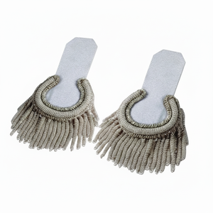 แผ่นประดับไหล่แบบพรีเมียม สีขาวและสีเงิน ทำจากผ้าฝ้ายผสมโพลีเอสเตอร์ พร้อมพู่ห้อยสีเงิน - Product Image 3