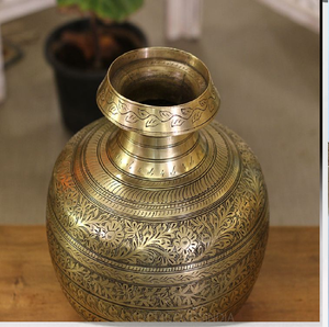 Kalash bicolore en laiton et cuivre avec un bord évasé. Pot rituel parfaitement équilibré disponible à prix de gros. - Product Image 4