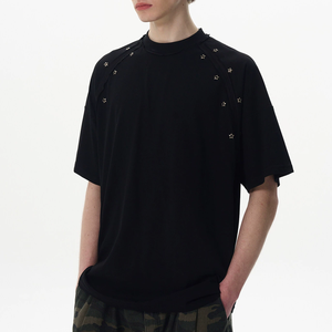 T-shirt noir à col montant et manches courtes pour homme, orné de perles et de clous étoiles, coupe ample, style streetwear - Product Image 1