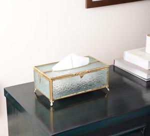 Boîte à mouchoirs en verre Glam avec bordure dorée et finition givrée, design autoportant - Product Image 1