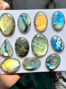 MAHNAJ GEMS ขายส่งพลอยลาบราดอไรต์ธรรมชาติคุณภาพสูง รูปทรงวงรีขัดเงา สำหรับอุปกรณ์ทำเครื่องประดับขายส่ง - Product Image 1