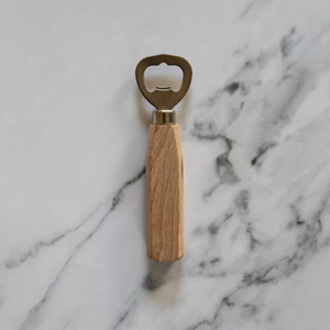 Abridores de botellas con mango de madera, cordones de cuero y tapas metálicas, perfectos para cocinas, bares, fiestas en la playa y bodas. - Product Image 4