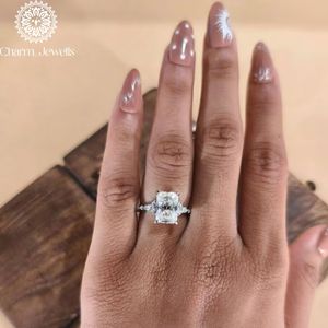 Bague de fiançailles en moissanite taille coussin plaqué or et argent Charm Jewells, sertie de griffes, certifiée IGI, style fleur classique vintage - Product Image 3